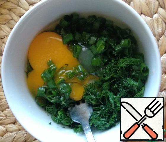 Wash the greens (I have dill and green onions) and finely chop them. Combine with eggs (2 PCs) and salt (1/4 tsp). beat Well.