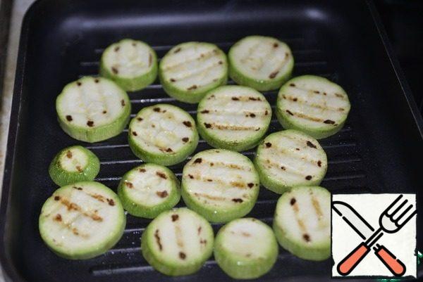 Sprinkle the zucchini with oil and fry on the grill pan on both sides.