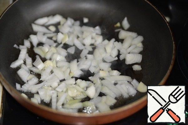 Fry the onion and garlic until transparent over medium heat.