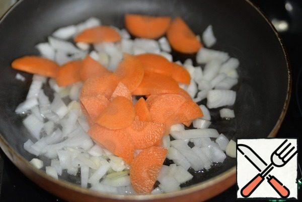 Cut the carrots into thin circles or halves. Put it in the pan. Stir and simmer over medium heat for 5 minutes.