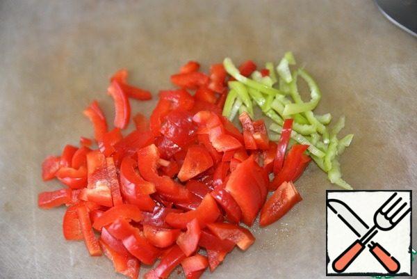 Sweet and hot pepper cut into cubes or strips. Put it in the pan and mix it.