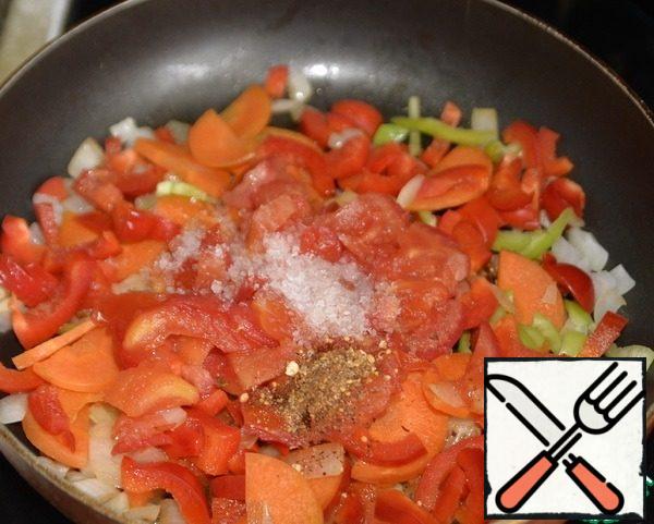 Tomatoes are scalded, remove the skin, cut into cubes, put to the vegetables.
Add salt, sugar, vinegar, pepper mixture, mix, simmer on medium heat for about 15 minutes until ready.