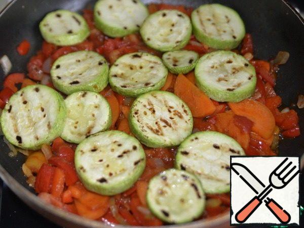 Put the grilled zucchini with the stewed vegetables. Turning off the fire.