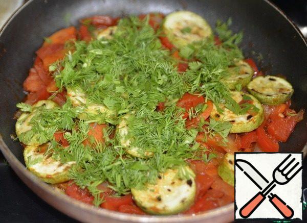 Add chopped herbs, I have coriander and dill, mix.
Let the vegetables cool and send them to the refrigerator, preferably overnight.