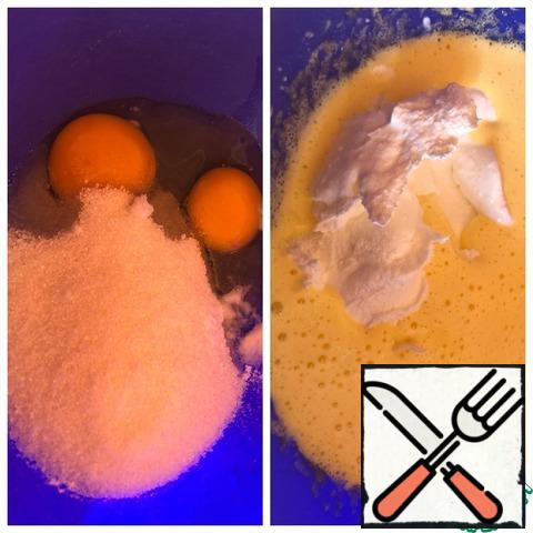 Beat the eggs with sugar and vanilla in a fluffy foam. Add butter at room temperature and sour cream, beat for a minute.