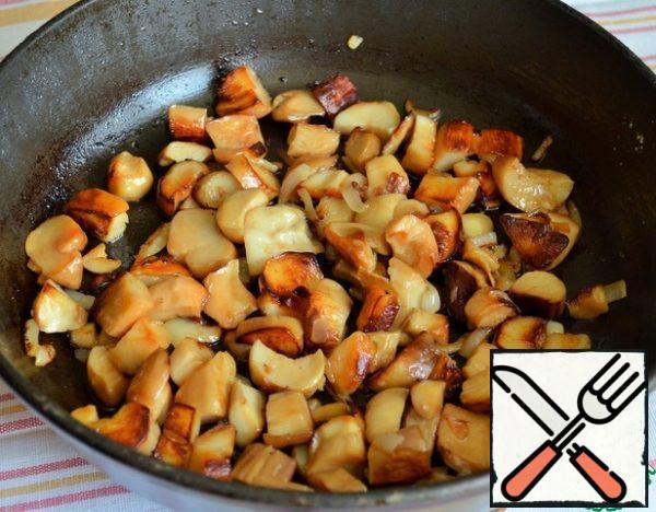 Wash the mushrooms, dry them, and slice them.
Fry in vegetable oil with onions.