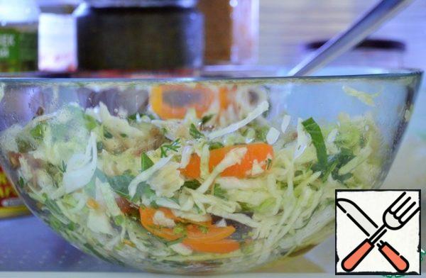 Combining flavors in a bouquet of salad to stand for, this is best done in the refrigerator. A minimum of 1 hour.