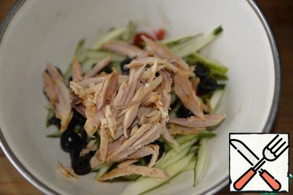 Cut the chicken fillet into strips. I have a fillet with baked chicken drumsticks. I prefer" red " chicken meat to "white", it's up to you.