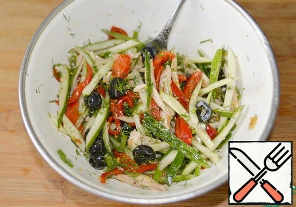 Mix the salad. We send it to the refrigerator to infuse a little.