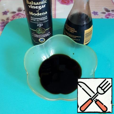 Now mix the soy sauce and balsamic vinegar in a bowl.