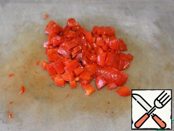 Remove the skin from the pepper and cut into cubes.