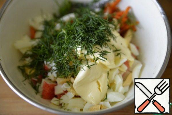 Add chopped dill and mayonnaise. Do not put a lot of mayonnaise, there is already oil in Korean carrots. Salt was also not added. All the seasonings are also enough in Korean carrots.