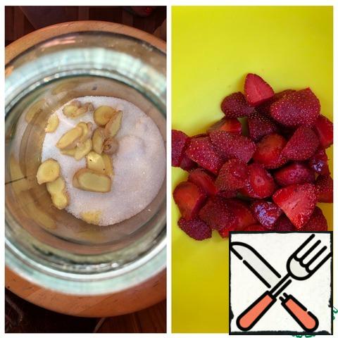In a 3-liter jar, put the sugar and ginger, previously cut into thin slices. Pour a liter of boiling water and leave for 15-20 minutes, so that the sugar is dissolved, and the ginger is brewed. Meanwhile, wash the strawberries, remove the tails, and slice at random. Puree strawberries with a blender.