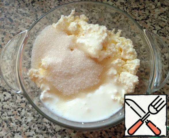 Combine cottage cheese with sugar and sour cream.