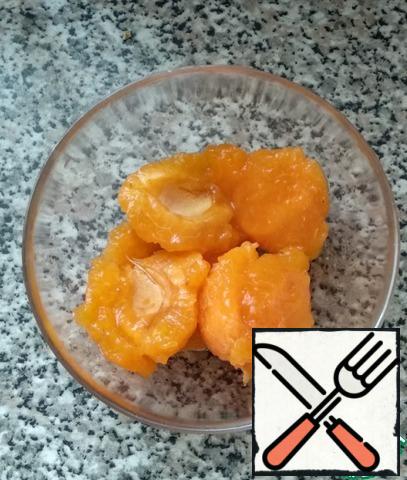 Wash the apricots, cut them in half, and remove the stone. Use a teaspoon to remove the pulp.