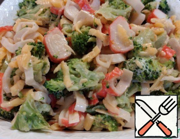 1. Cut the crab sticks.
2. Grate the cheese on a large grater.
3. Boil the broccoli for 5 minutes in boiling water. Cool and slice.
4. Add paprika, dry garlic, soy sauce and mayonnaise.
our delicious salad is ready)