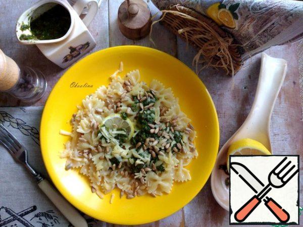 I'll make pasta bows with the sauce. I put the pasta on a plate, poured the sauce over it, and to make sure it was "almost pesto", I sprinkled grated hard cheese and toasted sunflower seeds on top of the dish. You can sprinkle with nuts, such as pine nuts!