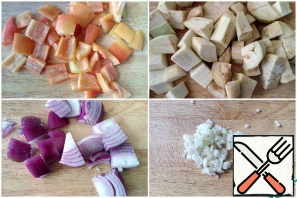 Peel the eggplant, pepper and onion and cut into pieces ~2 cm.
Peel and finely chop the garlic.
