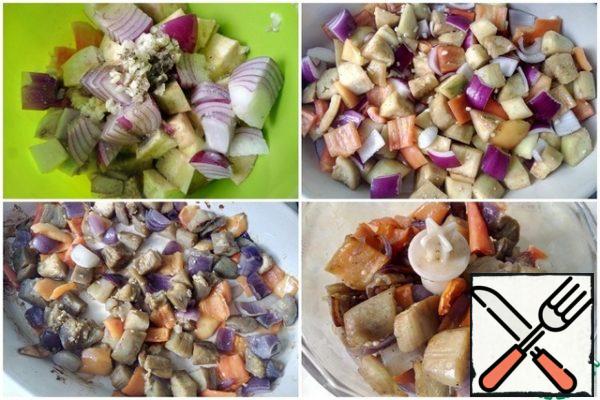 Put everything in a large bowl, add salt, ground black pepper and olive oil. Mix everything well and put it in a baking dish. Put the form in the oven, preheated to 200°C, and bake the vegetables until ready. During cooking, it is advisable to mix them 2-3 times.

Transfer the finished vegetables to a blender bowl.