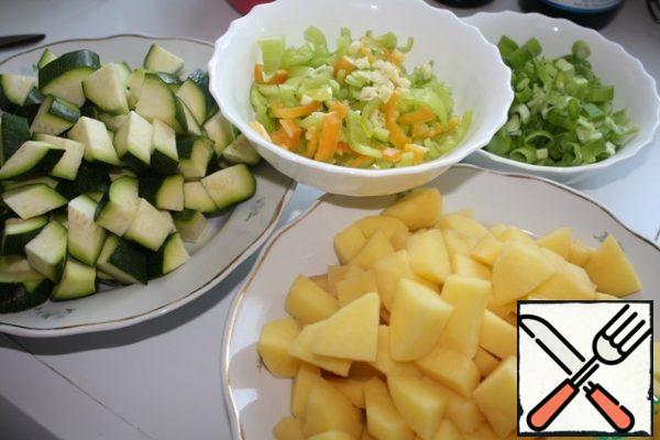 Prepare the vegetables.
Diced potatoes and zucchini, pepper straws.