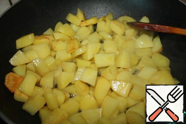 Heat the oil and fry the potatoes until Golden.