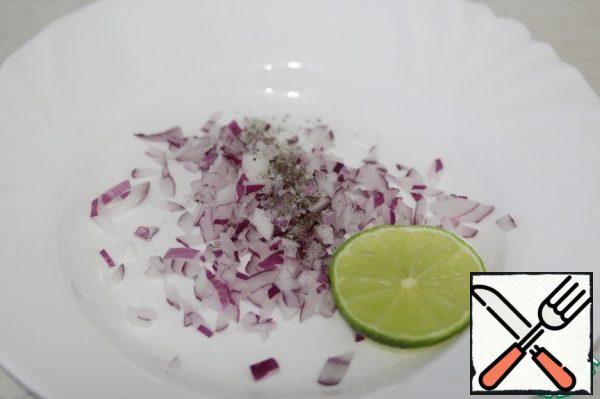 Finely chop the onion, season with salt and ground black pepper, and pour a generous amount of lime juice.