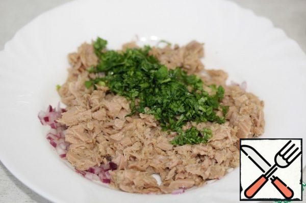 Add finely chopped coriander to the tuna.