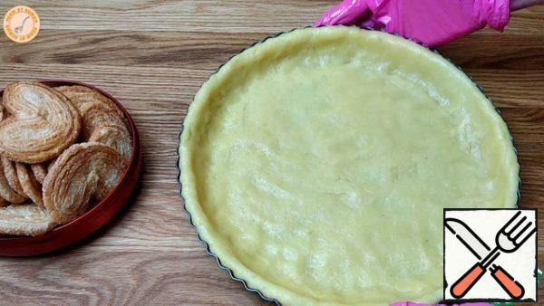 Mix the flour and baking powder, RUB with oil, combine both mixtures, knead the dough and distribute it in the form.