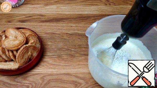 Mix cottage cheese, sour cream, eggs, sugar, vanilla sugar, starch. Fill in the form on top of the dough.