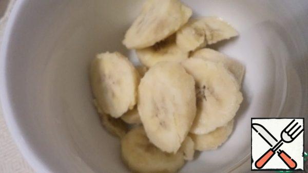 Cut the banana into pieces and chop it with a blender (you can mash it well with a fork).