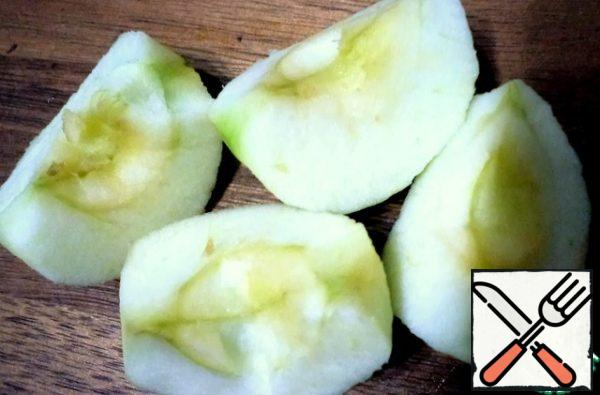 Peel the apples and cut out the core, leave them until they are half-cooked and cut them into pieces. add them to the curd mass.