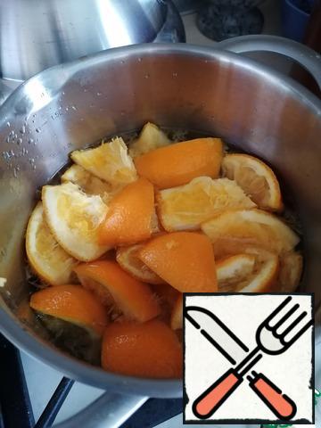 Wash the orange and lemon well, squeeze the juice out of them in a separate bowl, cut the crusts and boil in a separate pan for 5-10 minutes.