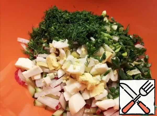 Finely chop the onion and dill and pour into a bowl. Add smetana. Add salt and pepper to taste. Mix well and remove before serving in the refrigerator for 15-20 minutes.