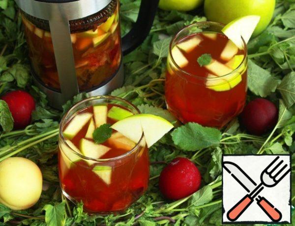 Pour chilled tea into glasses and you can safely quench your thirst!