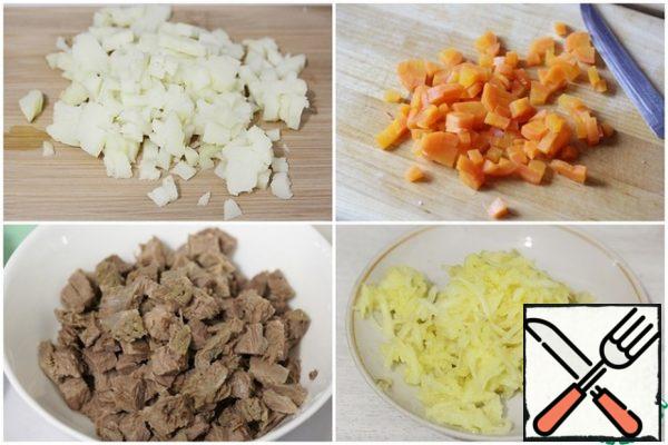 Boil potatoes and carrots, cool, peel and cut into small cubes.
Wash, peel and grate the Apple. Sprinkle with lemon juice, so it doesn't get dark.
Cut the beef into small cubes.