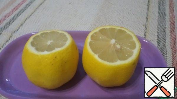 We cut off the lower part of lemons, but very little, for their stability. Cut off the top part - see the photo.