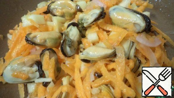 In a bowl, combine the mussels, pickled onions, prepared carrots and apples. You can add sesame seeds. For dressing-use oil from under the mussels, pepper and salt to taste.