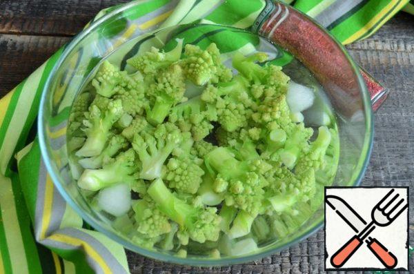 Blanch the cabbage in boiling water for 2-3 minutes.
Then throw it on a sieve and fill it with ice water.
