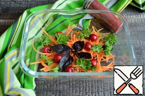 Peel the carrots, grate on a grater or cut into thin strips, onion feathers.
Wash and dry the greens and cherries. Put them into a glass container, 2 l capacity.