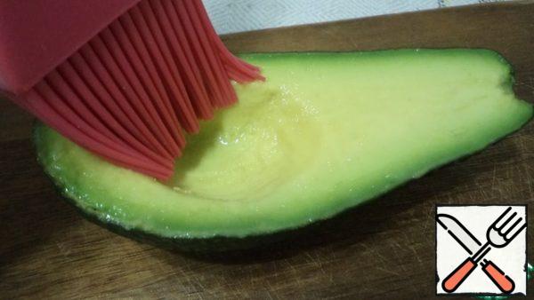 Cut the avocado into 2 parts and remove the stone.