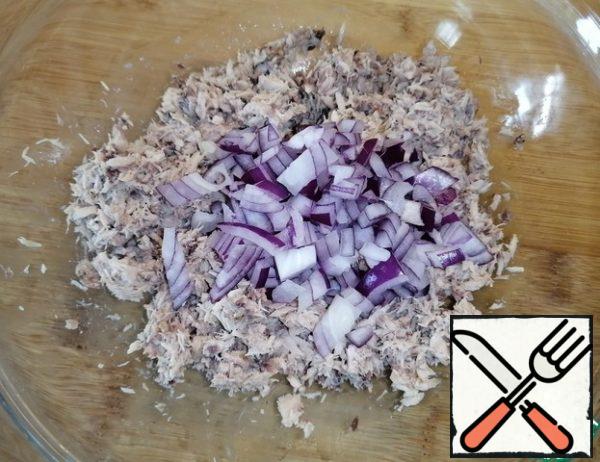 Finely chop the red onion and put it in a bowl with the tuna.