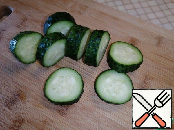 Cut cucumbers 1 cm thick.