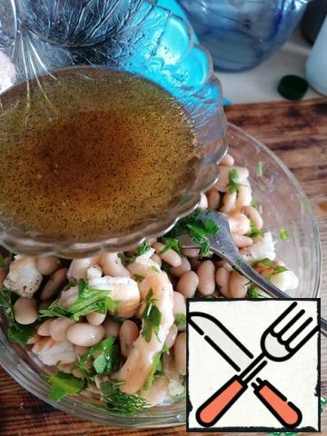 Now the sauce: mix the wine vinegar, sweet mustard and olive oil. Add salt and pepper to taste and pour this sauce over the salad. Stir and refrigerate for 30 minutes to soak.