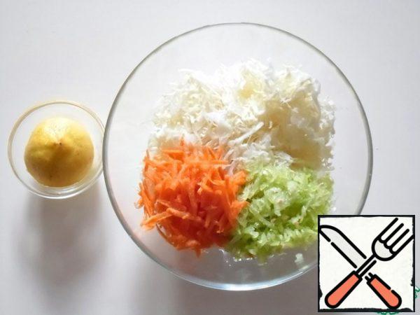 Chop the cabbage into strips and knead it with your hands.
Grate carrots and bell peppers on a grater "large scales", combine with cabbage.
Pour the lemon juice, season with salt, sugar and mix.