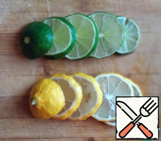 Wash the lemon and lime and cut into rings.