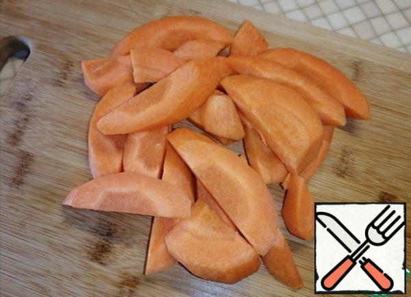 Carrots are also cut into large pieces.