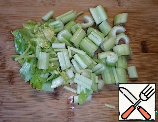 Coarsely chop the celery (approximately 1.5 cm).