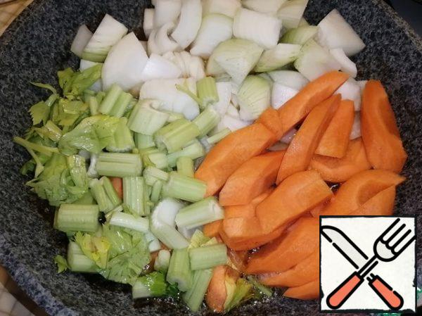 Fry the onion, carrot, and celery in a pan where the chicken thighs were fried for 5-7 minutes.