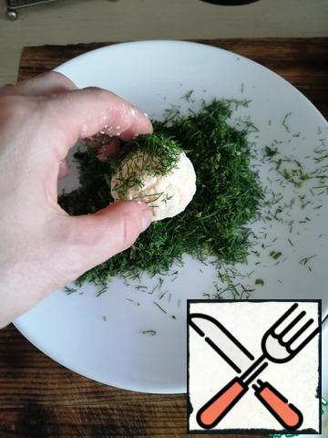 Then roll in grated melted cheese, and finally roll, is also a choice, dill, red paprika in the yolk or turmeric.