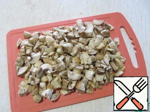 Cut the mushrooms into small slices.
Mushrooms can be taken frozen, but a little more.